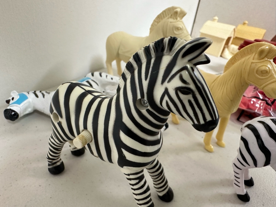 Racing Stripes Movie Carl's Jr. / Hardee's Happy / Kid's Meal Toys Project Box With Prototype Toy Samples Cool Kids Designed By The CDM Company 2005 [Photo 7]