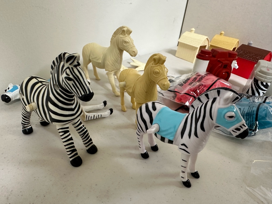 Racing Stripes Movie Carl's Jr. / Hardee's Happy / Kid's Meal Toys Project Box With Prototype Toy Samples Cool Kids Designed By The CDM Company 2005 [Photo 2]