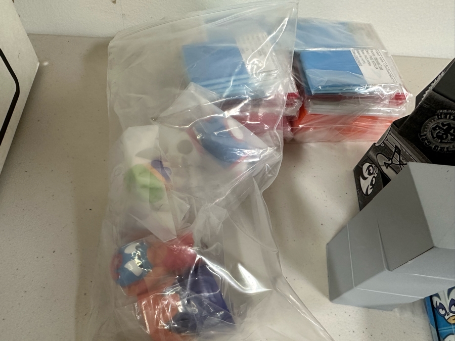 Mucha Lucha Animated TV Series Movie Carl's Jr. / Hardee's Happy / Kid's Meal Toys Project Box With Prototype Toy Samples Cool Kids Designed By The CDM Company 2006 [Photo 11]