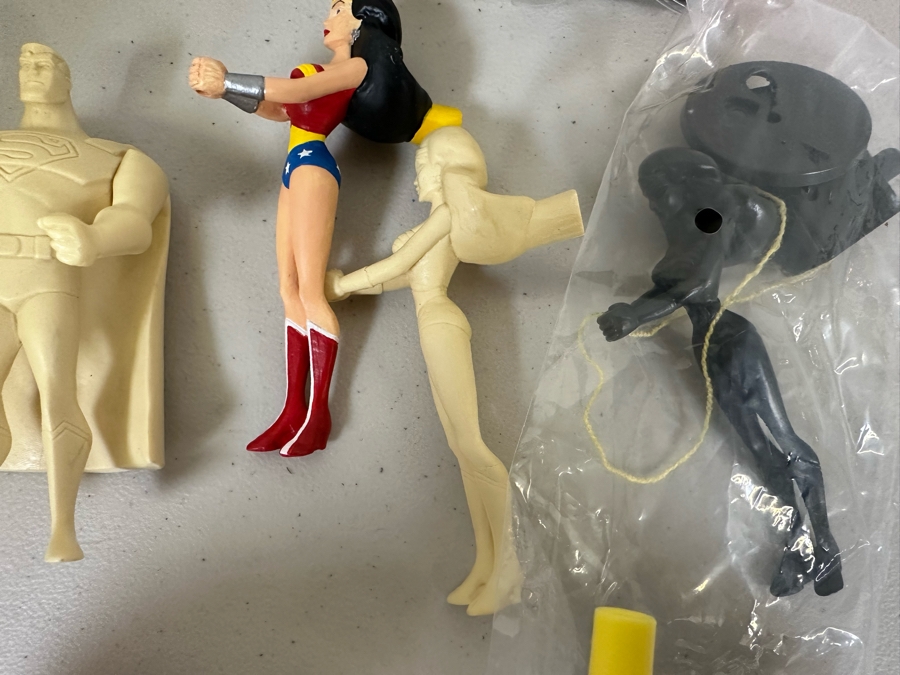 Justice League Unlimited Season Two Superman / Wonder Woman Carl's Jr. / Hardee's Happy / Kid's Meal Toys Project Box With Prototype Toy Samples Cool Kids Designed By The CDM Company 2007 [Photo 10]