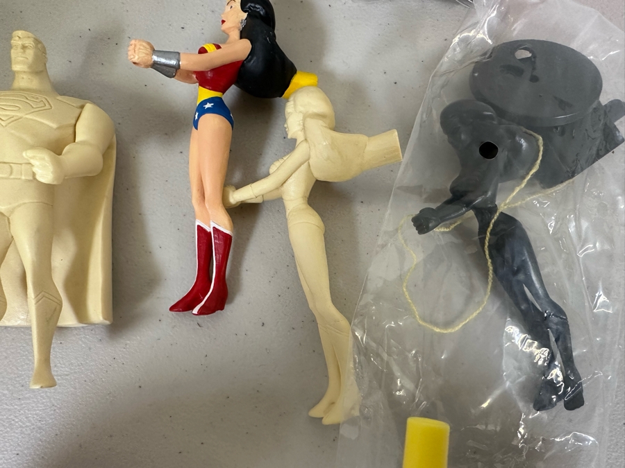 Justice League Unlimited Season Two Superman / Wonder Woman Carl's Jr. / Hardee's Happy / Kid's Meal Toys Project Box With Prototype Toy Samples Cool Kids Designed By The CDM Company 2007 [Photo 9]