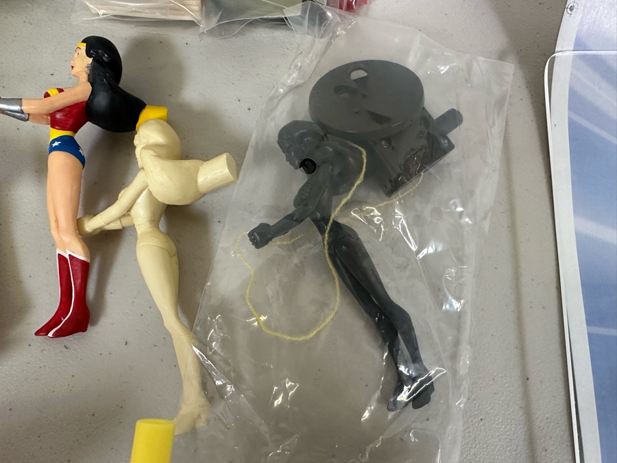 Justice League Unlimited Season Two Superman / Wonder Woman Carl's Jr. / Hardee's Happy / Kid's Meal Toys Project Box With Prototype Toy Samples Cool Kids Designed By The CDM Company 2007 [Photo 11]
