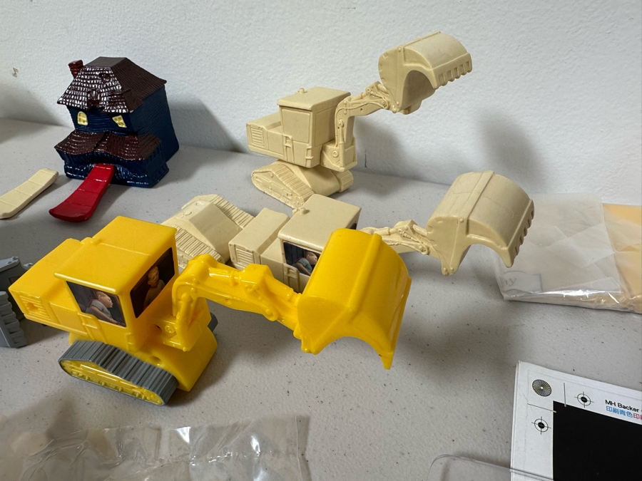 Monster House Movie Carl's Jr. / Hardee's Happy / Kid's Meal Toys Project Box With Prototype Toy Samples Cool Kids Designed By The CDM Company 2006 [Photo 5]