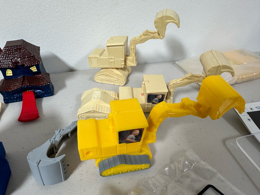 Monster House Movie Carl's Jr. / Hardee's Happy / Kid's Meal Toys Project Box With Prototype Toy Samples Cool Kids Designed By The CDM Company 2006 [Photo 3]