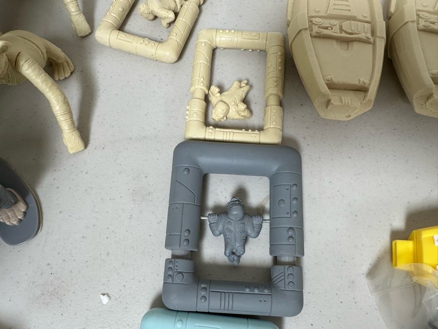 Space Chimps Movie Carl's Jr. / Hardee's Happy / Kid's Meal Toys Project Box With Prototype Toy Samples Cool Kids Designed By The CDM Company 2008 [Photo 11]