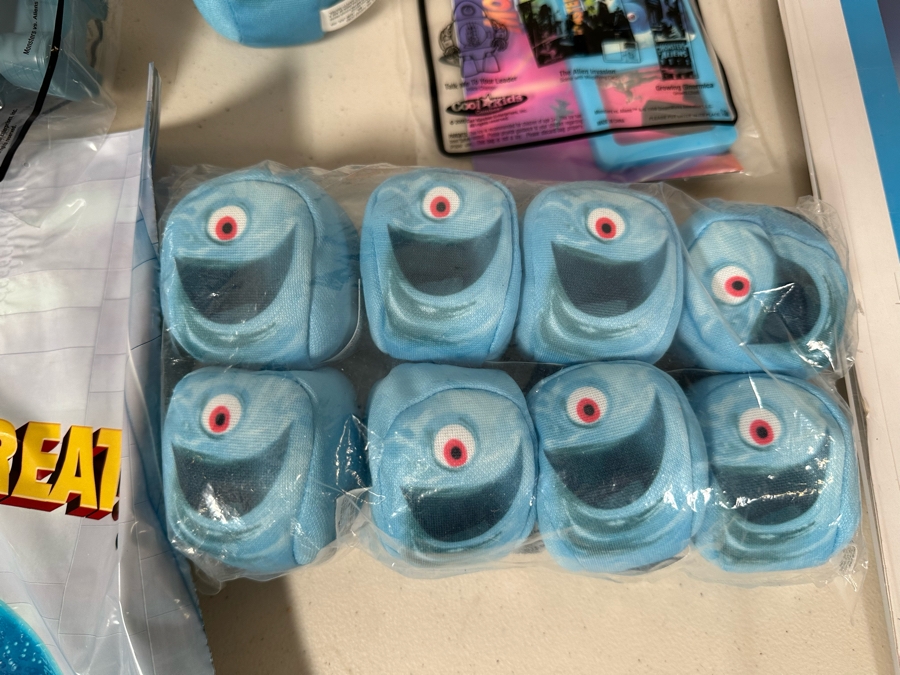 DreamWorks Monsters Vs. Aliens Movie Carl's Jr. / Hardee's Happy / Kid's Meal Toys Project Box With Prototype Toy Samples Cool Kids Designed By The CDM Company 2009 [Photo 10]