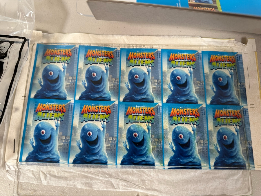 DreamWorks Monsters Vs. Aliens Movie Carl's Jr. / Hardee's Happy / Kid's Meal Toys Project Box With Prototype Toy Samples Cool Kids Designed By The CDM Company 2009 [Photo 2]