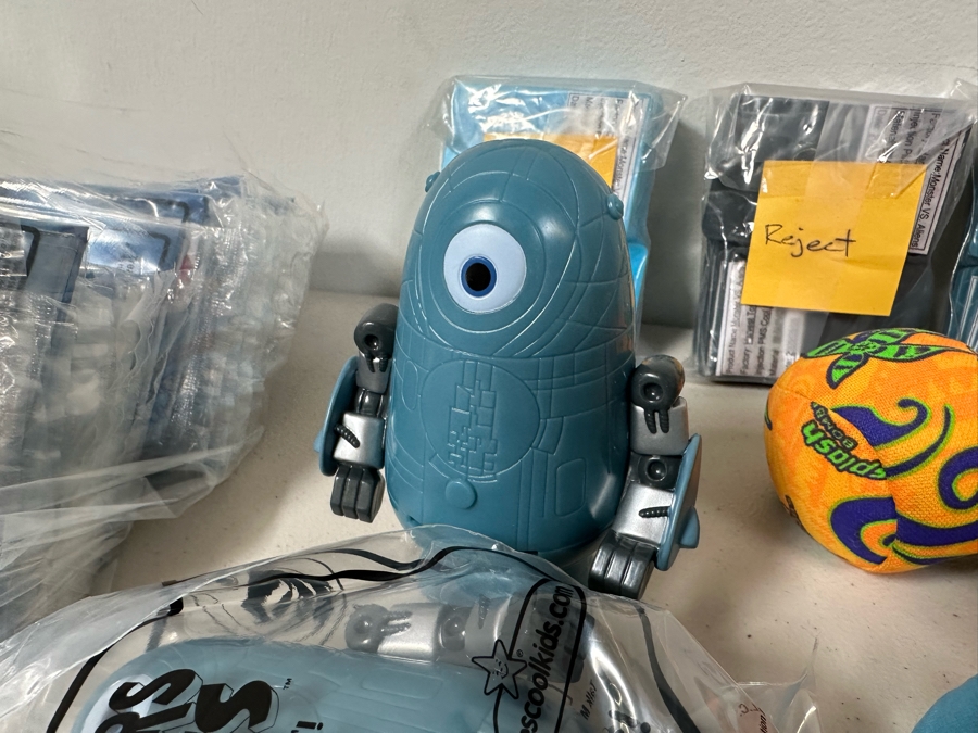 DreamWorks Monsters Vs. Aliens Movie Carl's Jr. / Hardee's Happy / Kid's Meal Toys Project Box With Prototype Toy Samples Cool Kids Designed By The CDM Company 2009 [Photo 6]