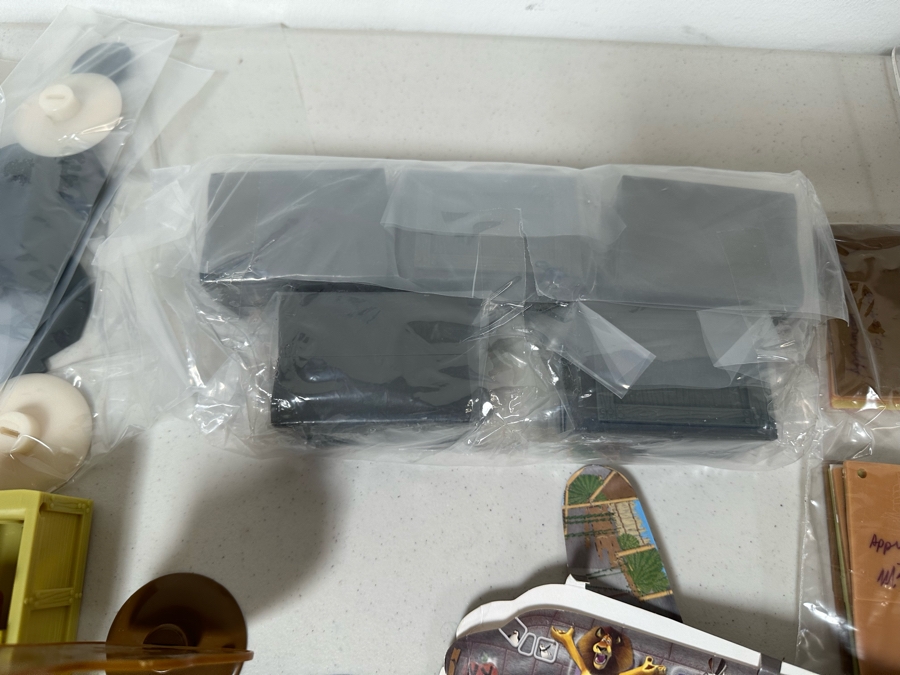 DreamWorks Madagascar 2 Escape Africa Movie Carl's Jr. / Hardee's Happy / Kid's Meal Toys Project Box With Prototype Toy Samples Cool Kids Designed By The CDM Company 2009 [Photo 9]