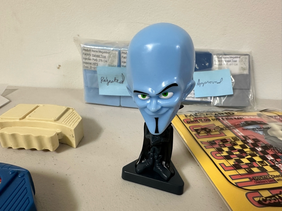 DreamWorks Megamind Movie Carl's Jr. / Hardee's Happy / Kid's Meal Toys Project Box With Prototype Toy Samples Cool Kids Designed By The CDM Company 2010 [Photo 2]