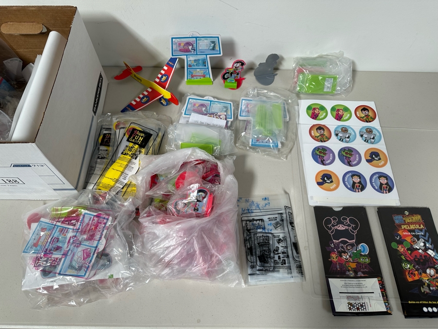 DC Comics Teen Titans Go! To The Movies Movie Carl's Jr. / Hardee's Happy / Kid's Meal Toys Project Box With Prototype Toy Samples Cool Kids Designed By The CDM Company 2018 [Photo 13]