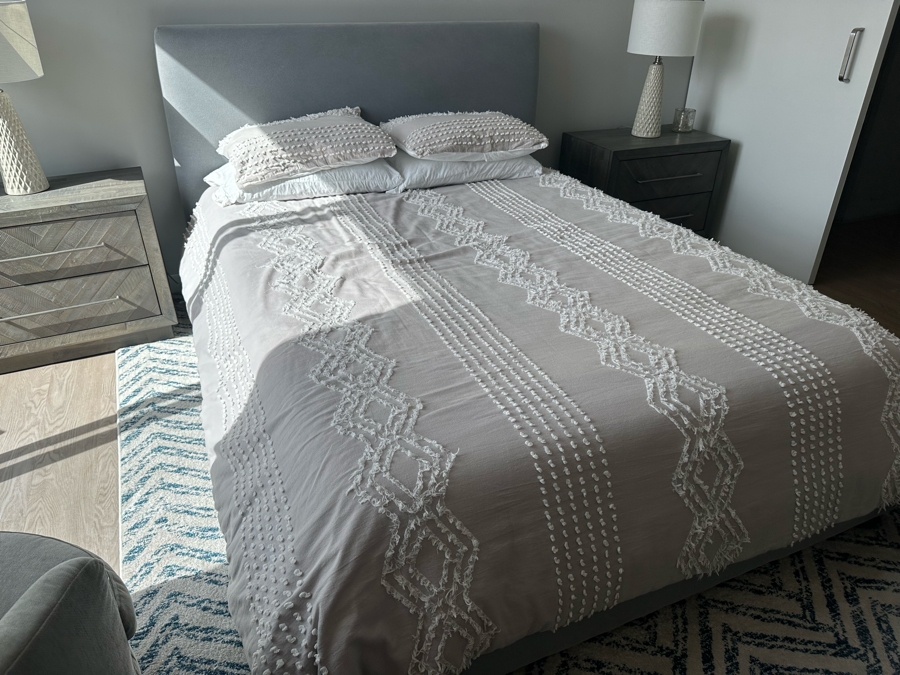 West Elm Platform Bed With Queen Mattress & Bedding Retails $1,930 [Photo 4]