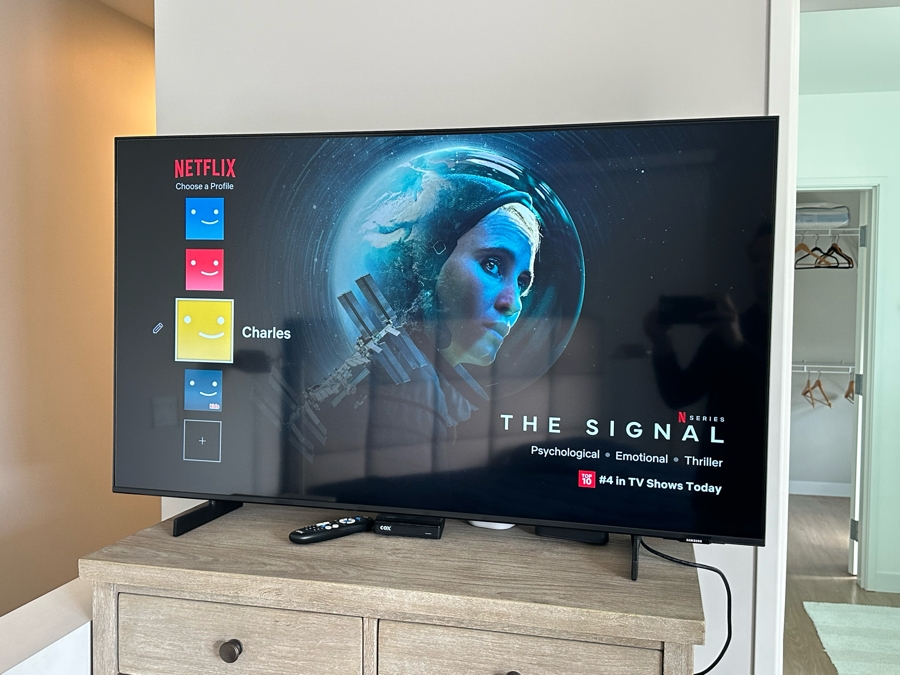 Samsung 50' Crystal UHD 4K Smart TV Model UN50AU8000F [Photo 2]