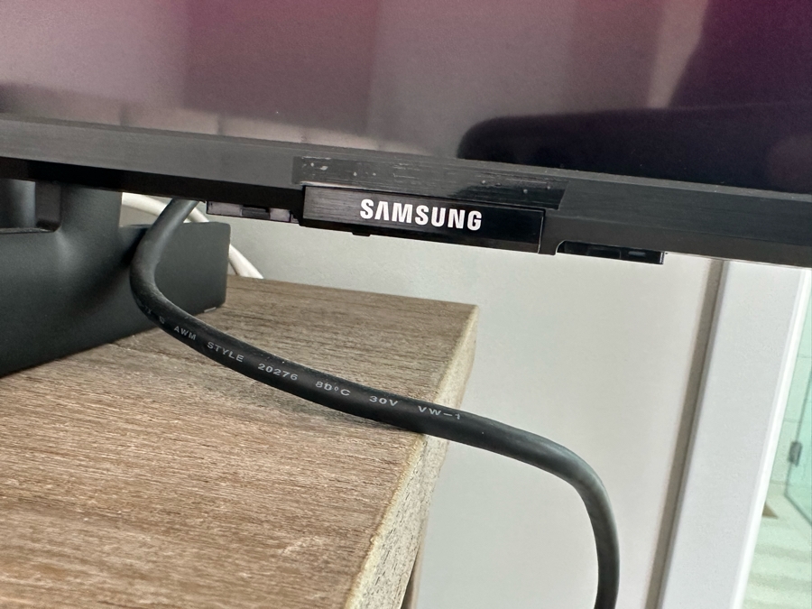 Samsung 50' Crystal UHD 4K Smart TV Model UN50AU8000F [Photo 3]