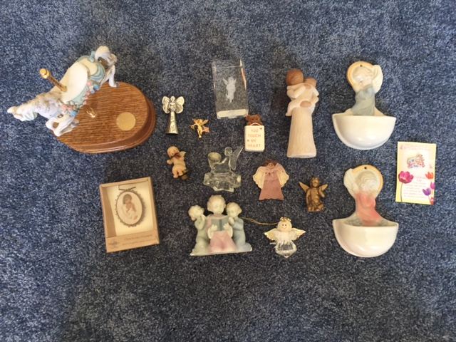 Figurine Lot [Photo 1]