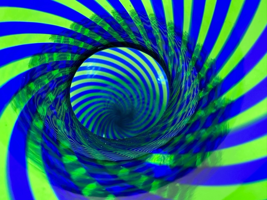 Stunning Vintage Artist Signed Italian Murano Glass Spiral Vase Blue & Green 6'H [Photo 3]