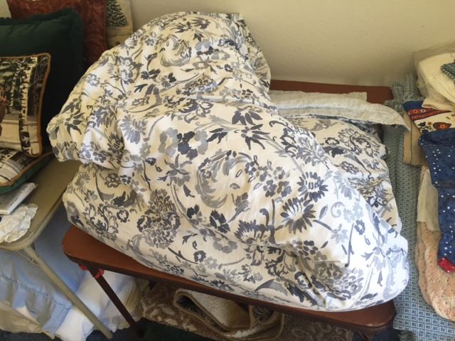 Bedding / Rug Lot [Photo 2]