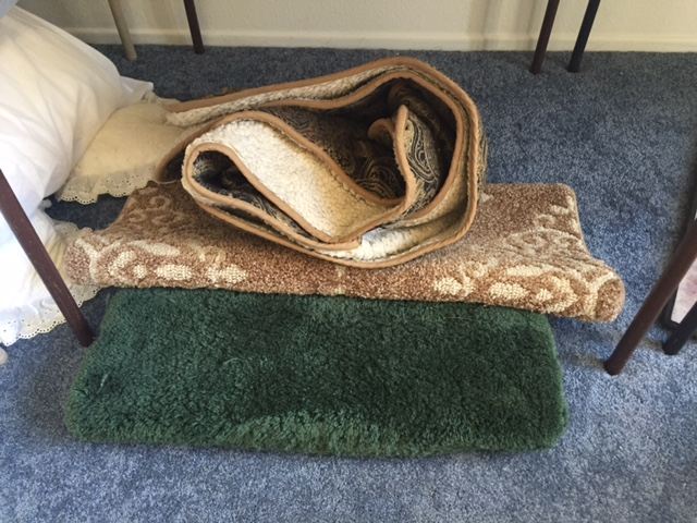 Bedding / Rug Lot [Photo 3]