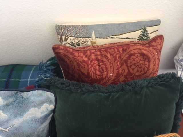 Pillow Lot [Photo 5]