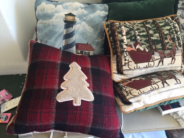 Pillow Lot [Photo 7]