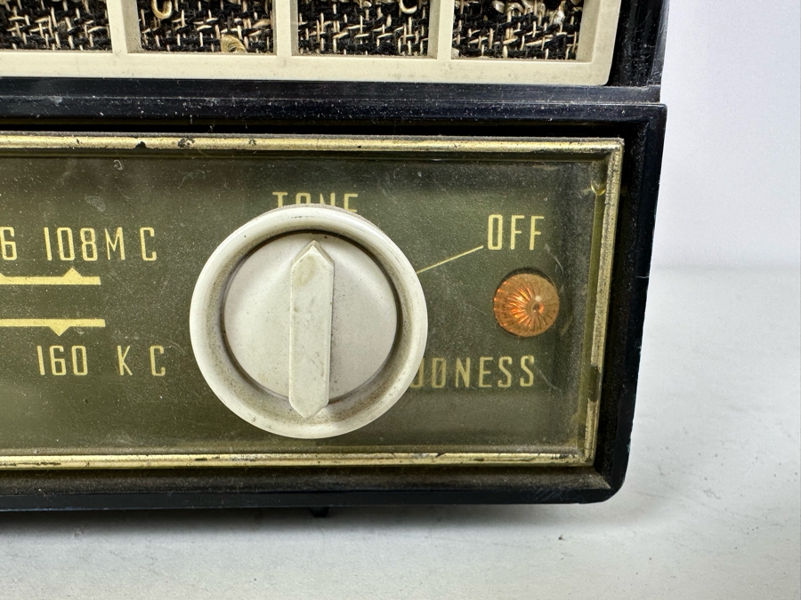 Vintage 1950s Zenith AM/FM Table Vacuum Tube Radio Model No. S-41786 13'W x 8' D x 7.5'H [Photo 3]