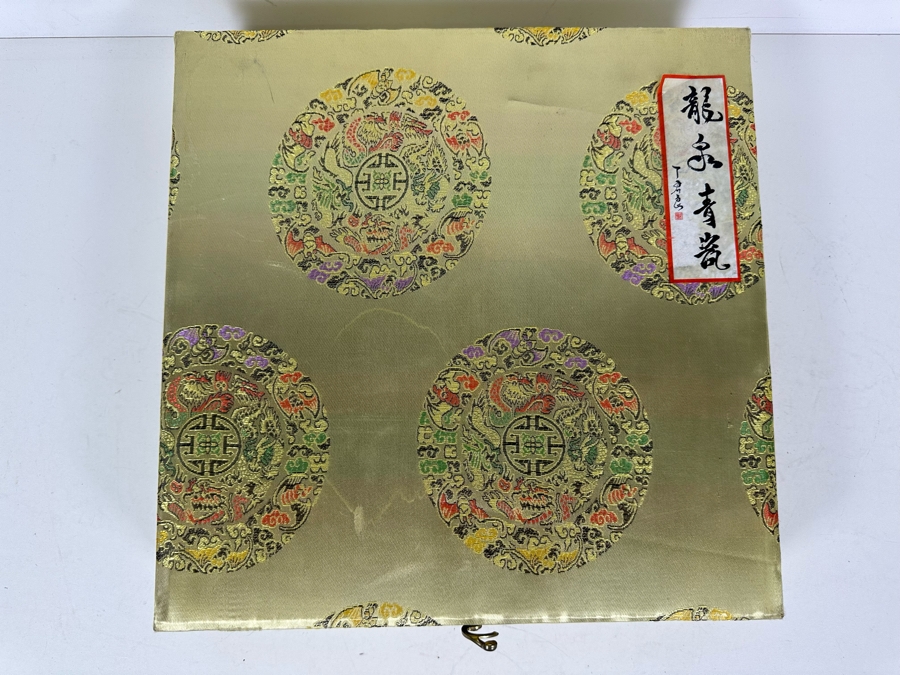 Ding Shaojie (B. 1956, China) Longquan Celadon Plate With Stand And Box Commemorating The Third International Argo Science Workshop 2009 [Photo 2]