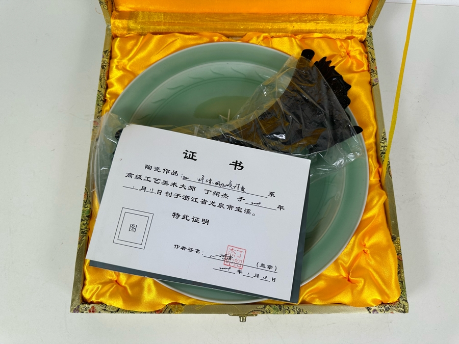 Ding Shaojie (B. 1956, China) Longquan Celadon Plate With Stand And Box Commemorating The Third International Argo Science Workshop 2009 [Photo 4]