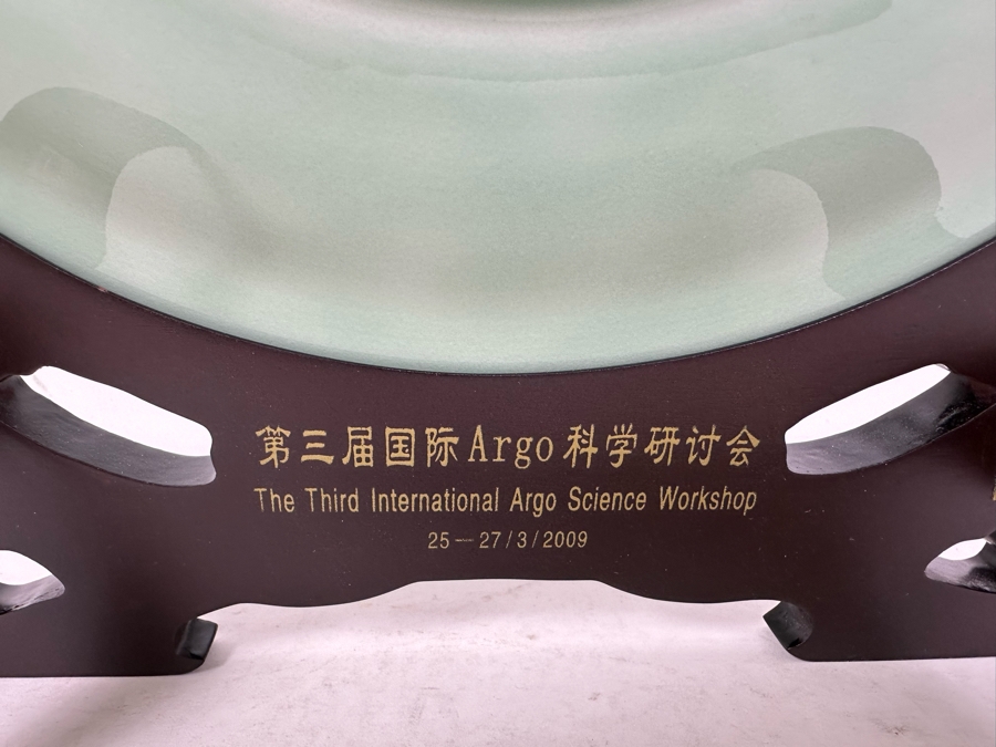 Ding Shaojie (B. 1956, China) Longquan Celadon Plate With Stand And Box Commemorating The Third International Argo Science Workshop 2009 [Photo 12]