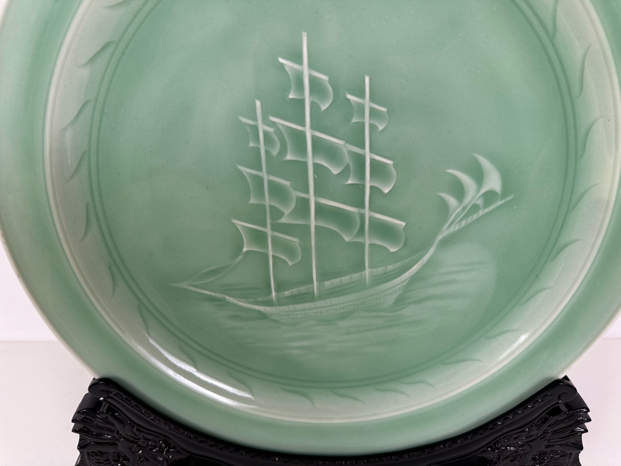 Ding Shaojie (B. 1956, China) Longquan Celadon Plate With Stand And Box Commemorating The Third International Argo Science Workshop 2009 [Photo 8]
