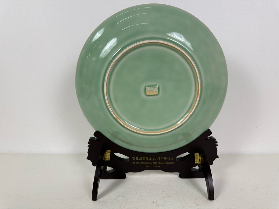 Ding Shaojie (B. 1956, China) Longquan Celadon Plate With Stand And Box Commemorating The Third International Argo Science Workshop 2009 [Photo 10]