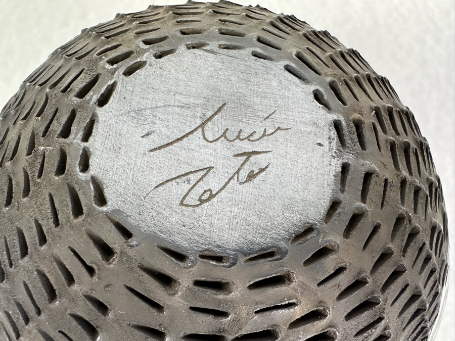 Vintage Mata Ortiz Lucie Soto Textured Black Pottery Artist Signed 6'H [Photo 8]