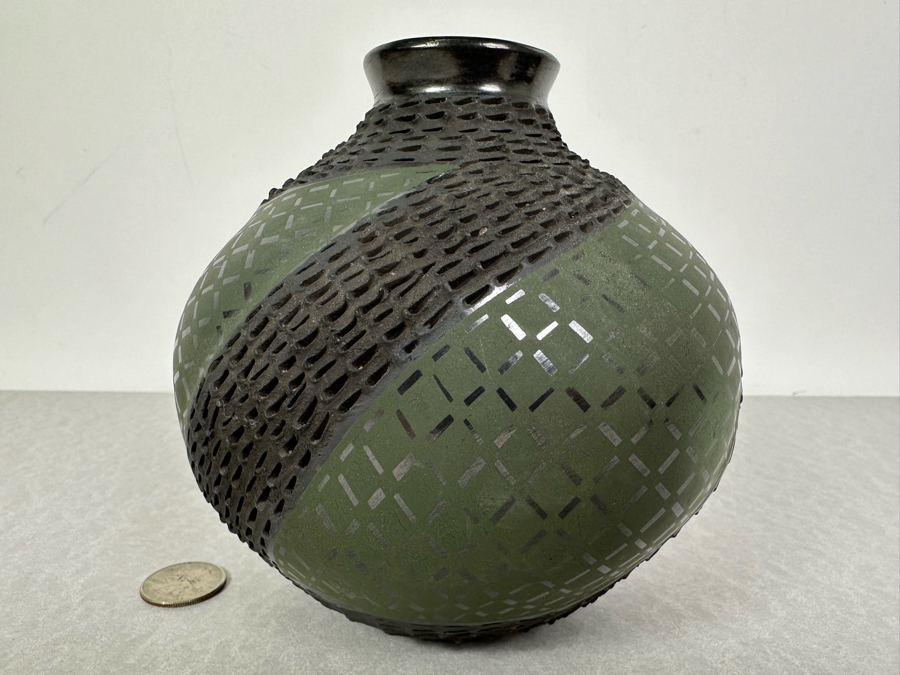 Vintage Mata Ortiz Lucie Soto Textured Black Pottery Artist Signed 6'H [Photo 2]