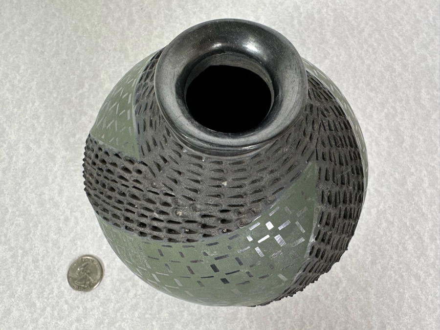 Vintage Mata Ortiz Lucie Soto Textured Black Pottery Artist Signed 6'H [Photo 5]