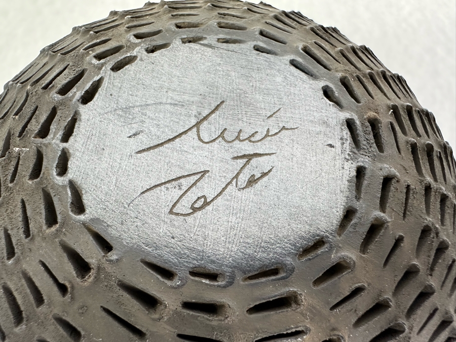 Vintage Mata Ortiz Lucie Soto Textured Black Pottery Artist Signed 6'H [Photo 9]