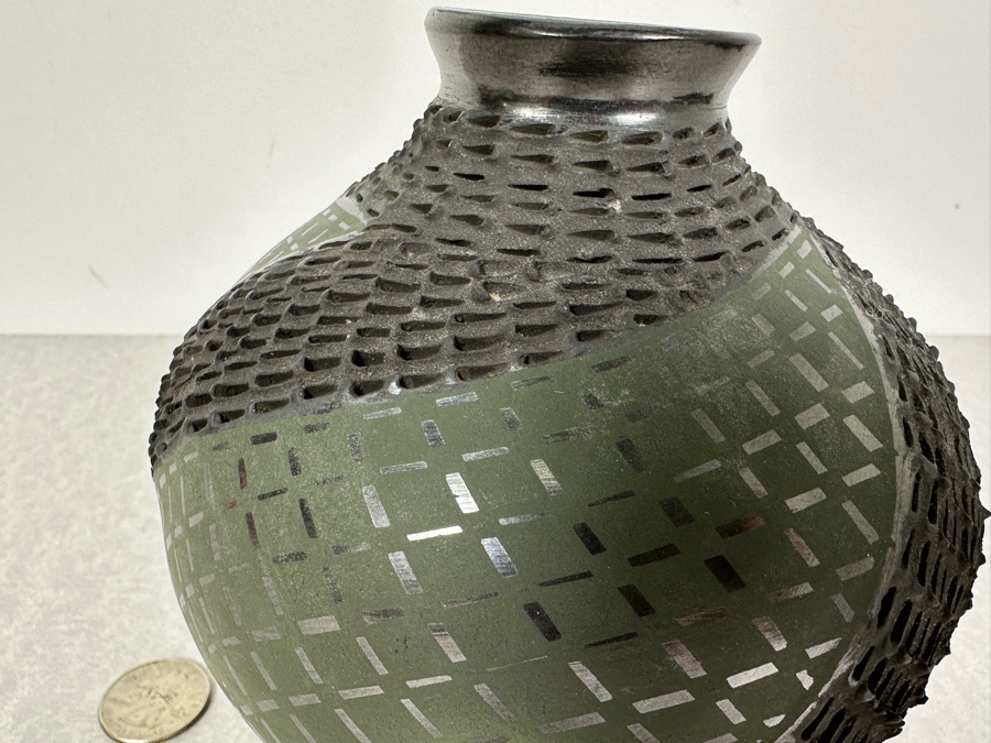 Vintage Mata Ortiz Lucie Soto Textured Black Pottery Artist Signed 6'H [Photo 4]