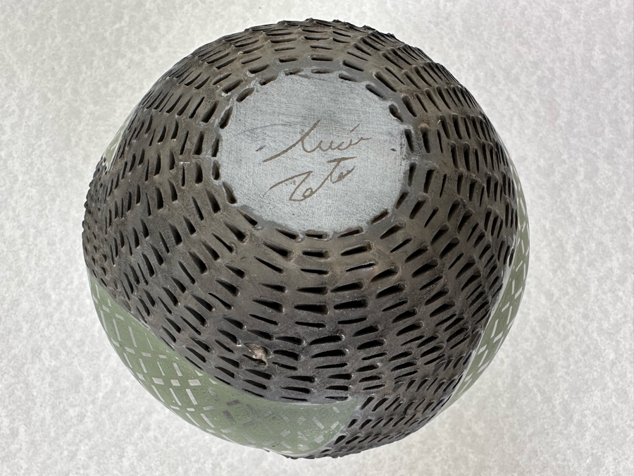 Vintage Mata Ortiz Lucie Soto Textured Black Pottery Artist Signed 6'H [Photo 6]