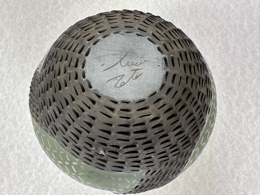 Vintage Mata Ortiz Lucie Soto Textured Black Pottery Artist Signed 6'H [Photo 7]