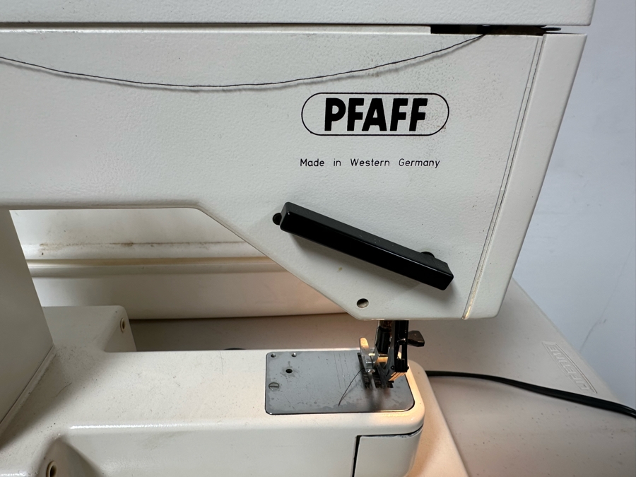 PFAFF 1222E Sewing Machine