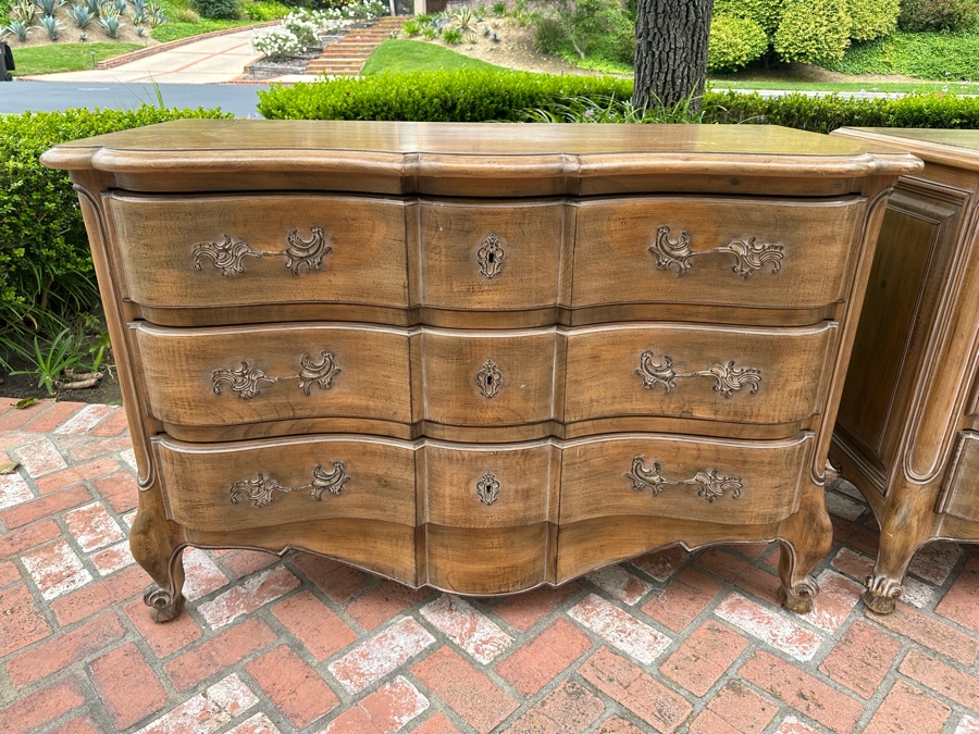 Pair Of Large Kreiss Furniture Serpentine 3-Drawer Chest Of Drawers Nightstands With Lockable Drawers 53.5'W X 24'D X 35'H Estimate $4,000 [Photo 4]