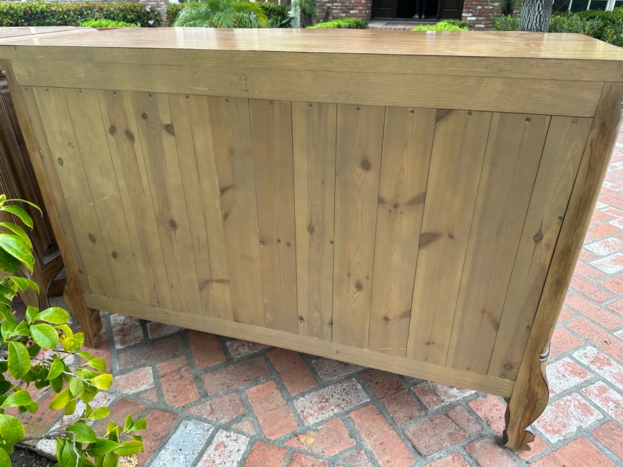 Pair Of Large Kreiss Furniture Serpentine 3-Drawer Chest Of Drawers Nightstands With Lockable Drawers 53.5'W X 24'D X 35'H Estimate $4,000 [Photo 12]