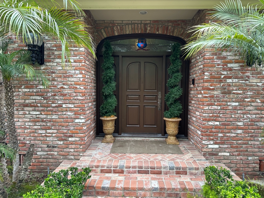 Pair Of Artificial Indoor Trees With Urn Planters 91'H [Photo 4]