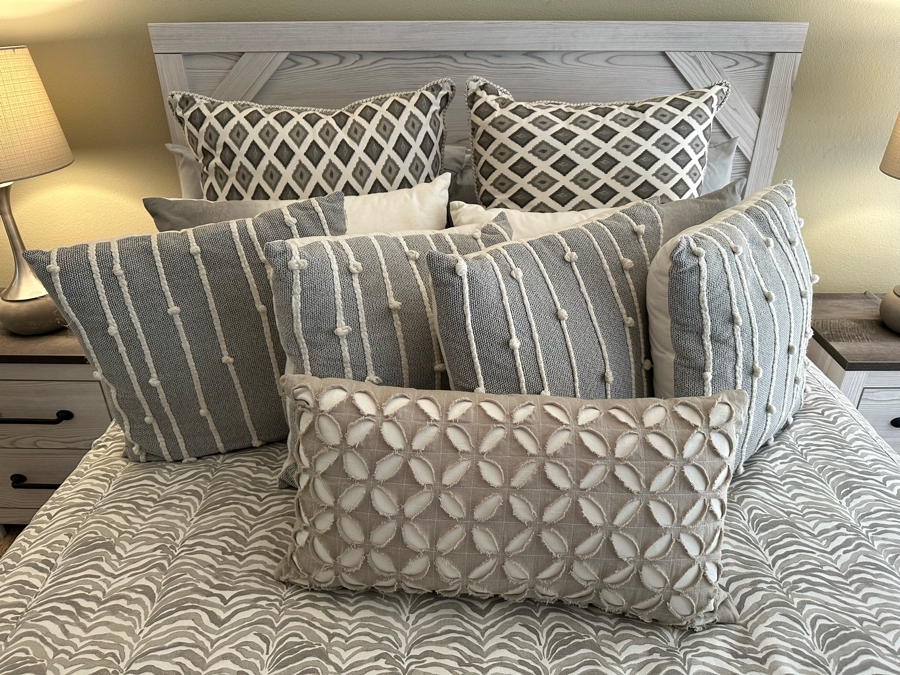 Queen Size Bedding With Throw Pillows (Bed Not Included) [Photo 3]