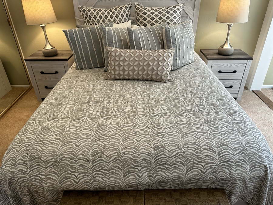 Queen Size Bedding With Throw Pillows (Bed Not Included) [Photo 2]