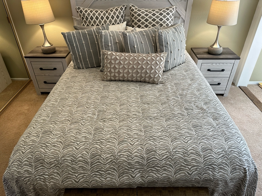 Queen Size Bedding With Throw Pillows (Bed Not Included) [Photo 1]