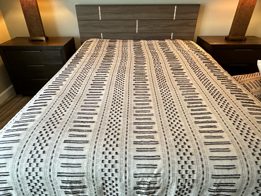 Queen Size Bed With Headboard And Bedding (Mattress Not Included) And Two Matching Nightstands 32'W X 18'D X 29.5'H [Photo 3]