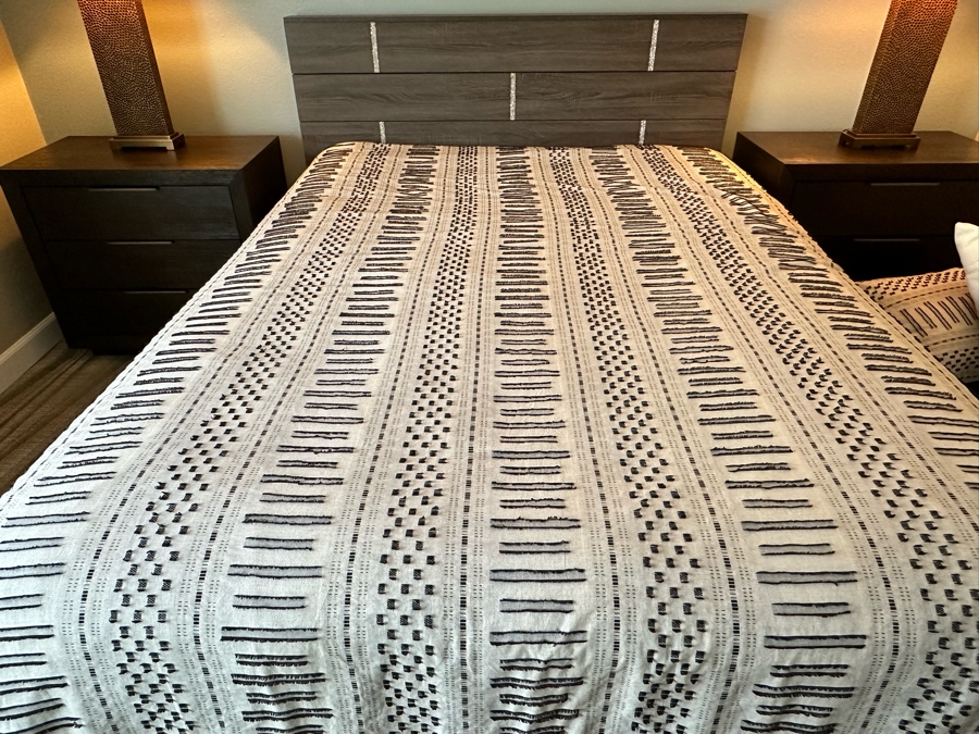 Queen Size Bed With Headboard And Bedding (Mattress Not Included) And Two Matching Nightstands 32'W X 18'D X 29.5'H [Photo 2]