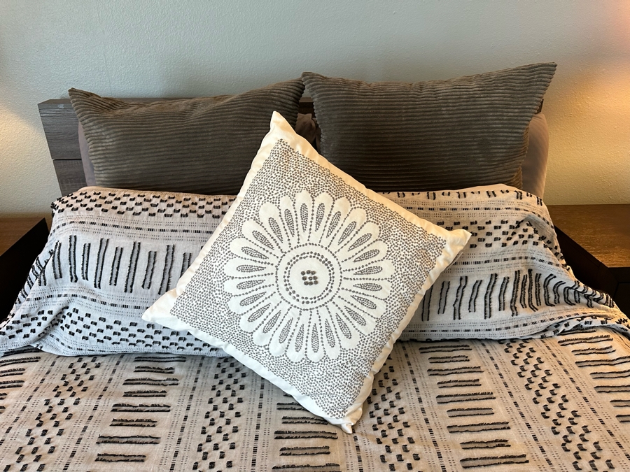 Queen Size Bed With Headboard And Bedding (Mattress Not Included) And Two Matching Nightstands 32'W X 18'D X 29.5'H [Photo 10]