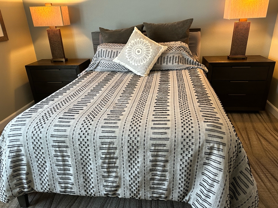 Queen Size Bed With Headboard And Bedding (Mattress Not Included) And Two Matching Nightstands 32'W X 18'D X 29.5'H [Photo 7]