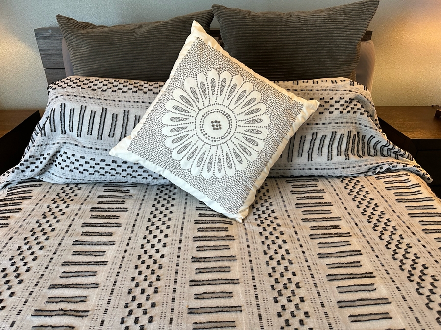 Queen Size Bed With Headboard And Bedding (Mattress Not Included) And Two Matching Nightstands 32'W X 18'D X 29.5'H [Photo 8]