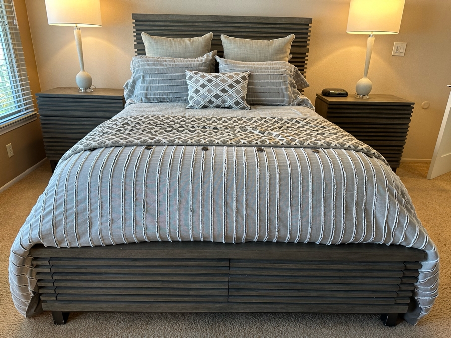 Hooker Furniture Queen Size Bed With Headboard And Footboard With Storage Drawers And Bedding (Mattress Not Included) Plus Two Matching Nightstands [Photo 1]